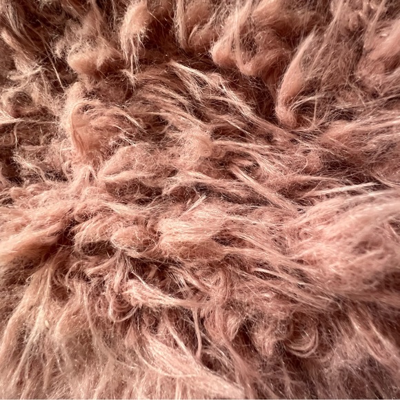 Look at this beautiful jacket😍 It makes every fit pop and is perfect for winter - Picture 3 of 4